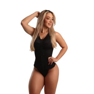 Modelo posando com a Cinta Forma Ideal - Vestindo o modelo corpo inteiro, para emagrecer sem remédios