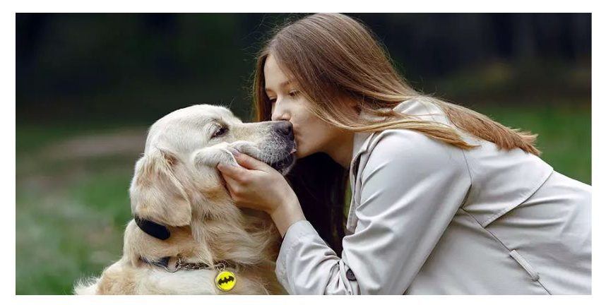 Uma mulher beijando seu cão - O amor pelos caninos só aumenta quando eles estão por perto - com o Pet Tag ele sempre estara próximo a você