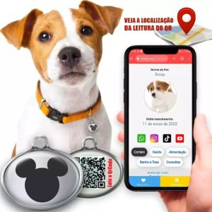 O Pet Tag vestido na coleira de um cachorro mostrando a carteira digital dele no celular